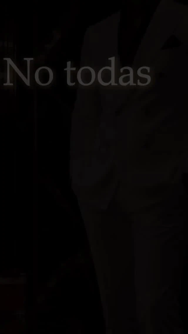 Silueta de un traje claro en la penumbra